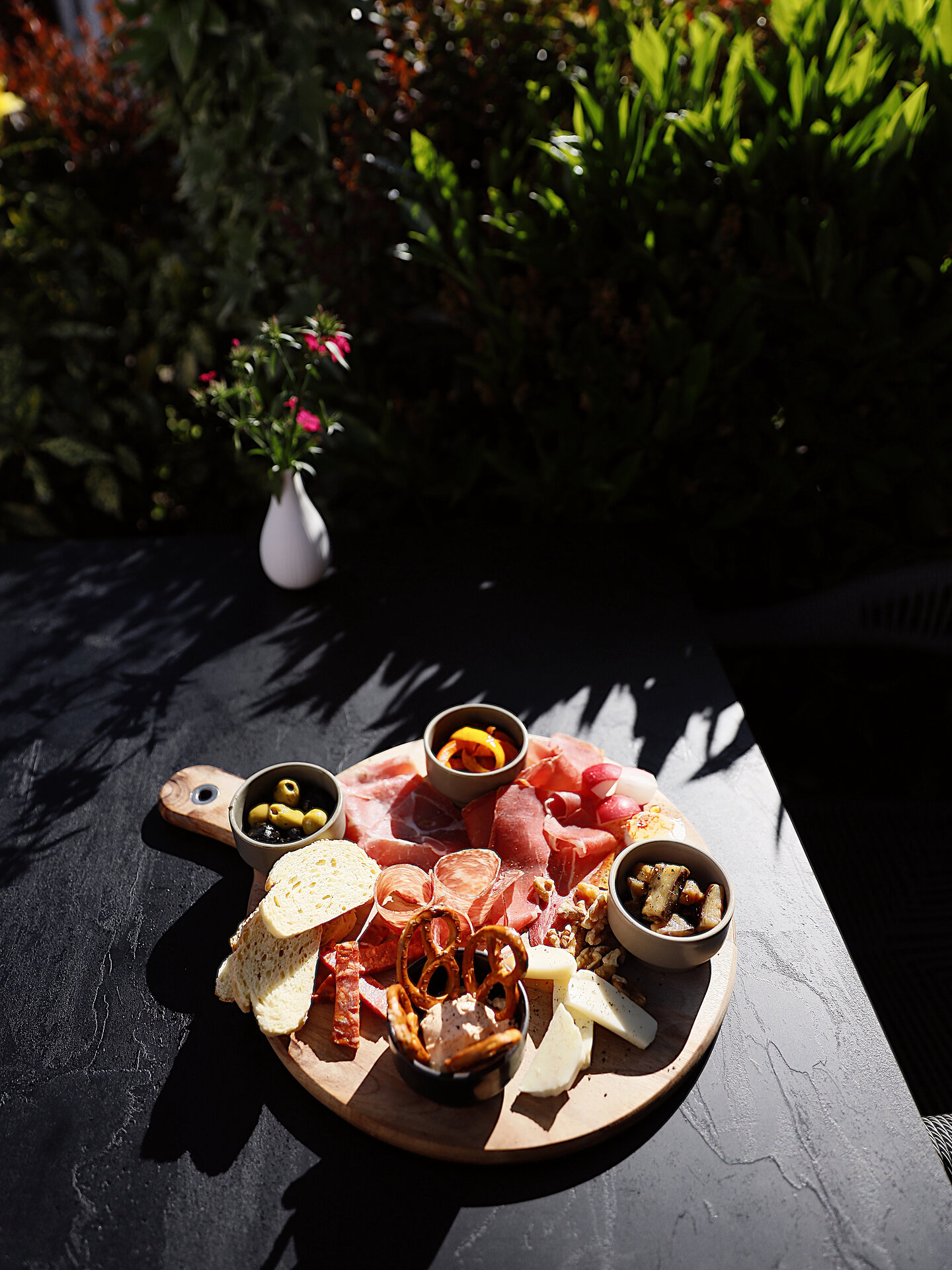 Charcuterie-Board mit verschiedenen Lebensmitteln