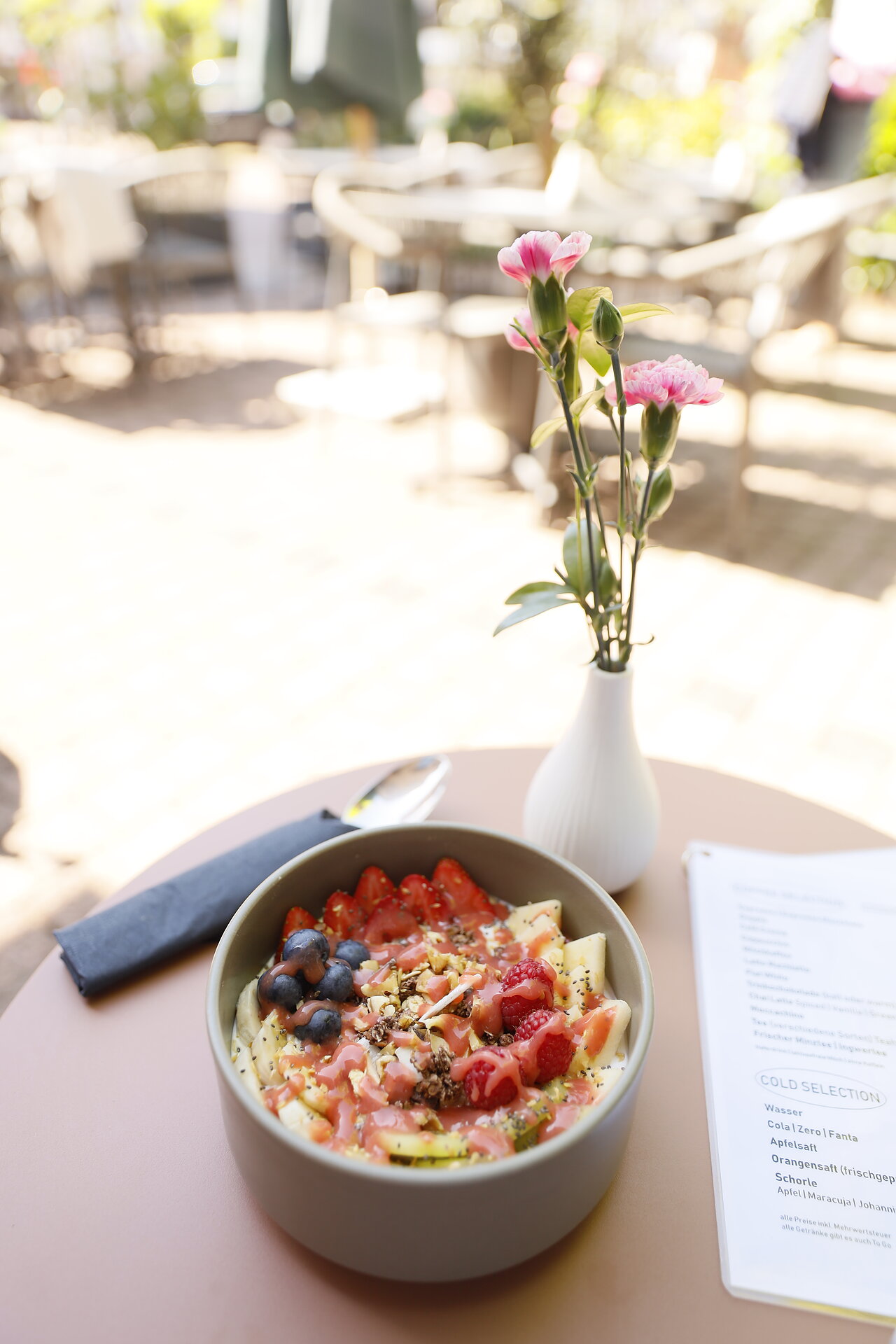 Frühstückschüssel mit Früchten und Blumen