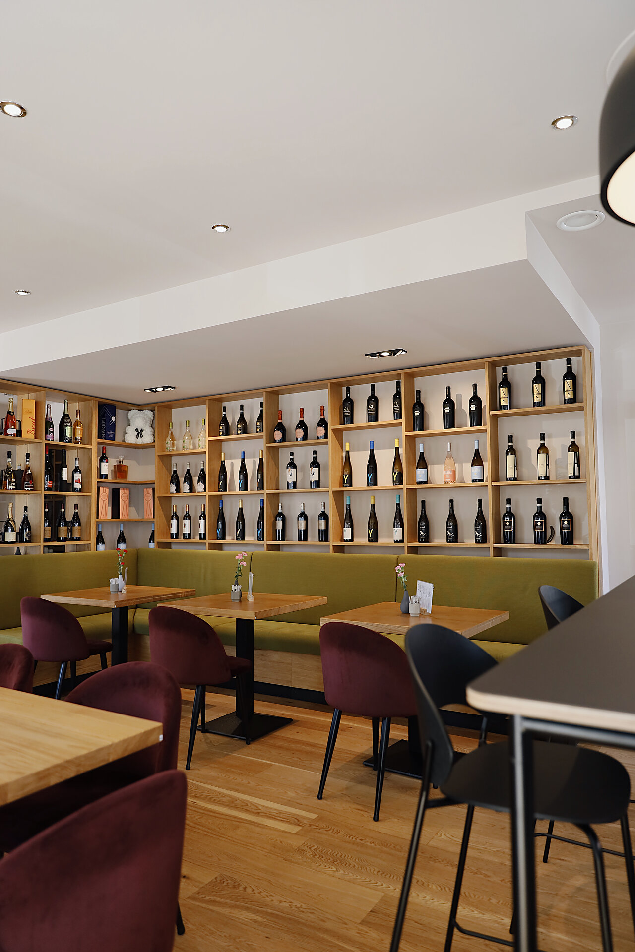 L-förmige Sitzbank mit Weinwand