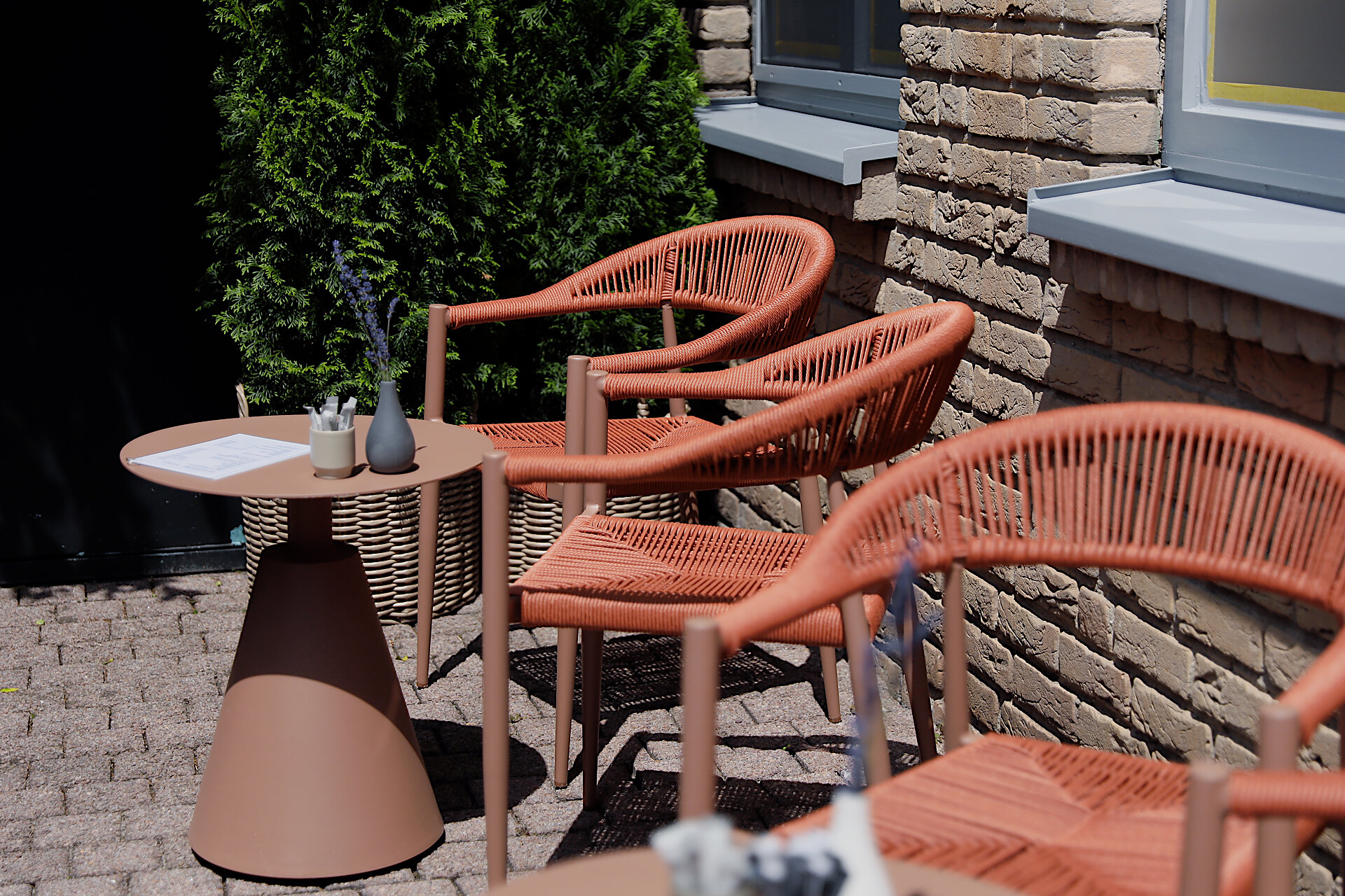 Terrassen-Sitzecke mit Korbstühlen