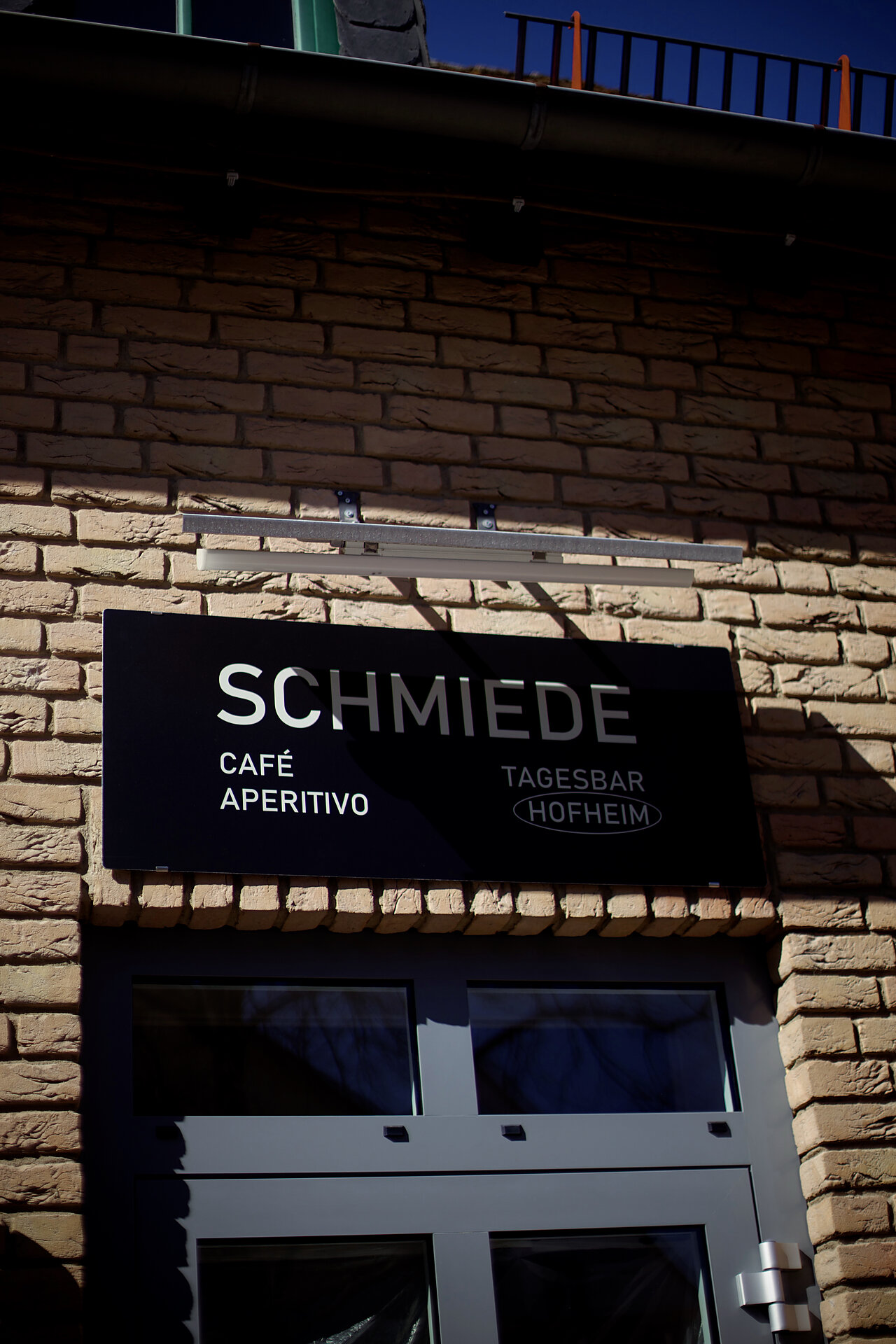 Außenfassade mit SCHMIEDE-Schild